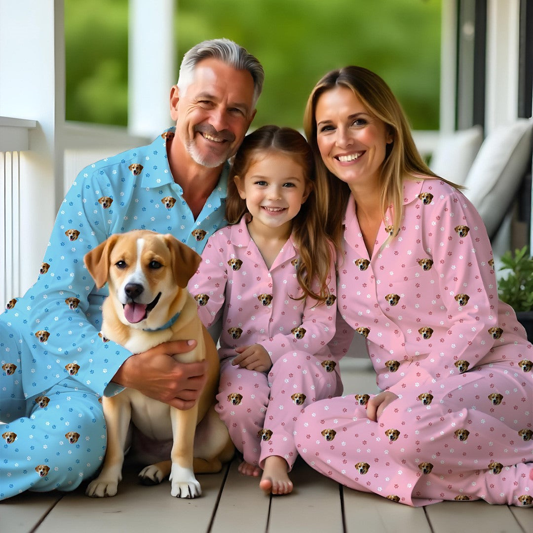 Familia usando pijamas a juego con la cara de su mascota, diseños azul y rosa con estampado de perro